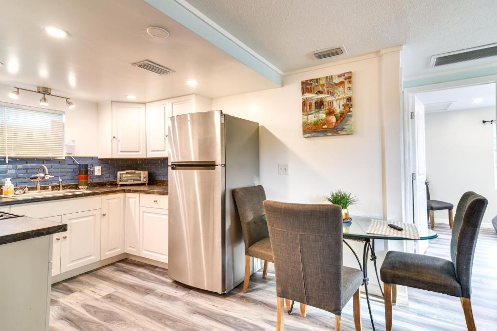 uma cozinha com um frigorífico de aço inoxidável e uma mesa em Remodeled Seminole Apt and Yard 3 Mi to Beach! em Redington Shores