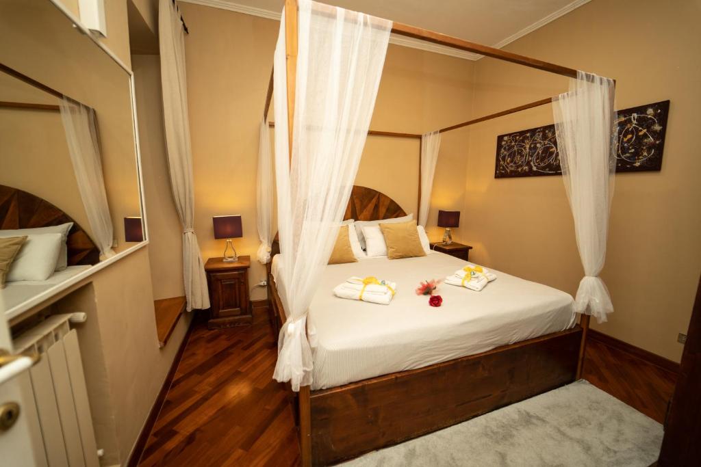 Schlafzimmer mit einem Bett mit weißer Bettwäsche und Kissen in der Unterkunft Navona Apartment in Rom