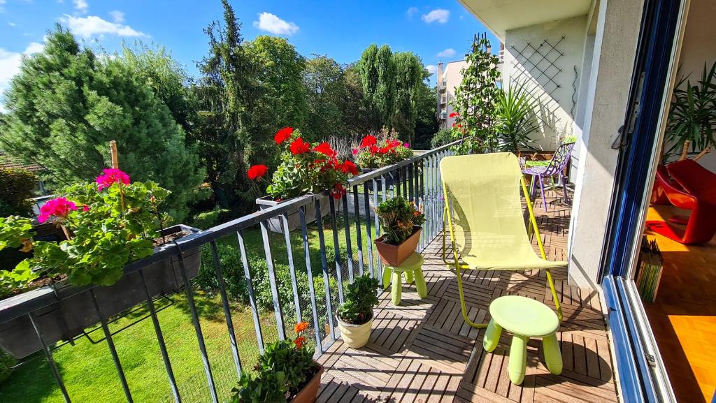 einen Balkon mit 2 Stühlen und Topfpflanzen in der Unterkunft 3 room apartment, 90 sqm, quiet, 25 min from Paris in Le Vésinet