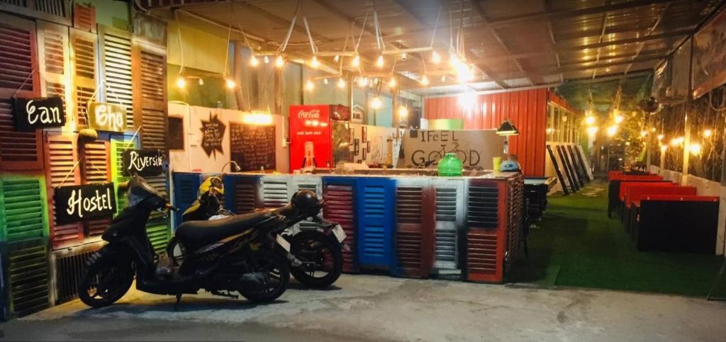 una habitación con una motocicleta estacionada en un garaje en Can Tho Riverside Hostel, en Bình Thủy