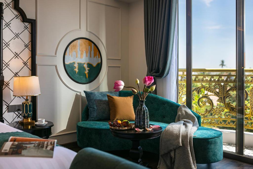 Signature Suite with Balcony