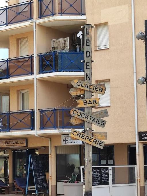 a street sign in front of a building at Charmant appartement à Sainte Marie la mer (66470) in Sainte-Marie-Plage