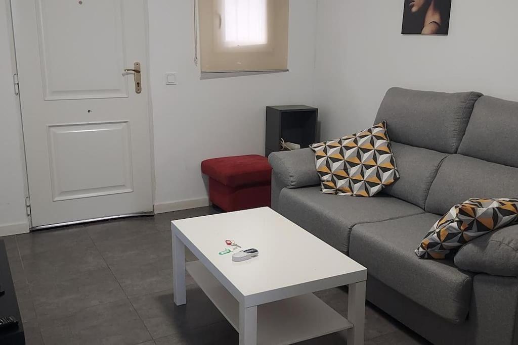 ein Wohnzimmer mit einer Couch und einem Couchtisch in der Unterkunft dama iberica II in Valencia