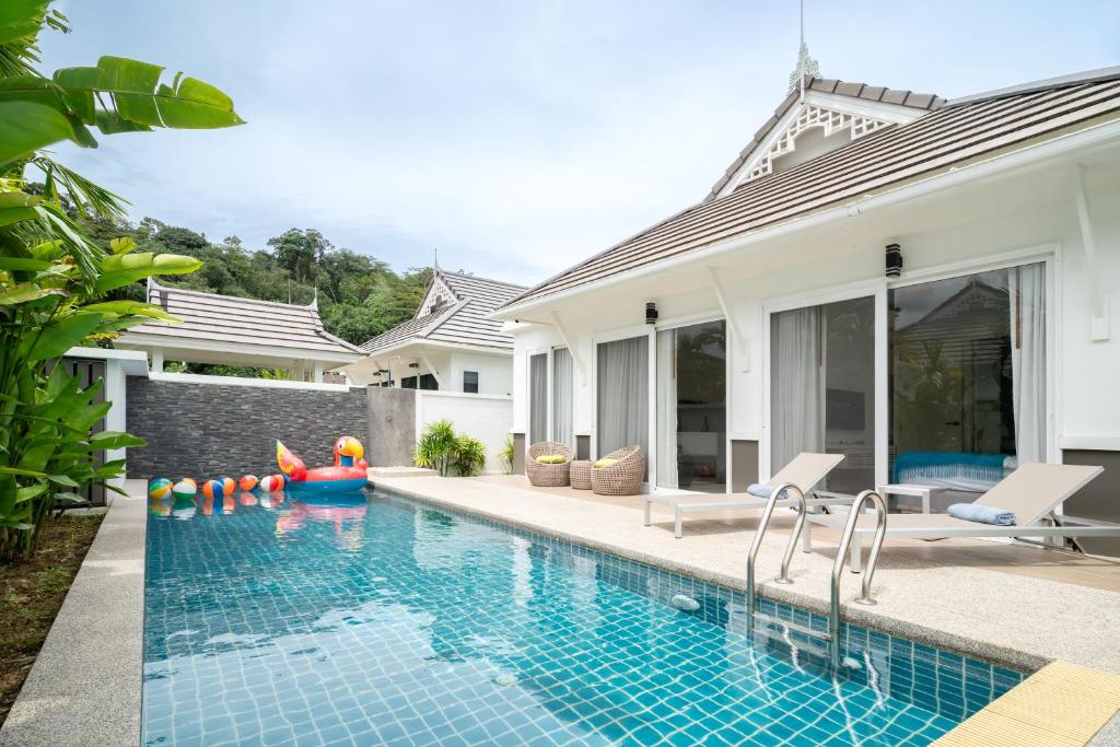 une piscine dans l'arrière-cour d'une villa dans l'établissement Kamala Garden View Villa 3 Bdr, à Kamala Beach