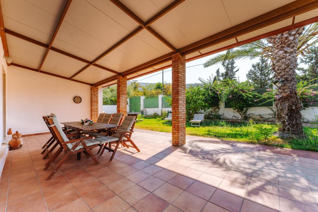 eine Terrasse mit einem Tisch und Stühlen darauf in der Unterkunft Casa Daniela in Terra Mala