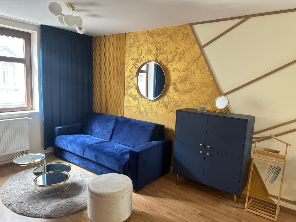 un soggiorno con un divano blu e uno specchio di Apartment Blue House - Old Town, AC a Bratislava