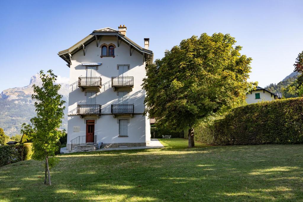 un bâtiment blanc avec des balcons et une cour dans l'établissement Gai Soleil, à Saint-Gervais-les-Bains