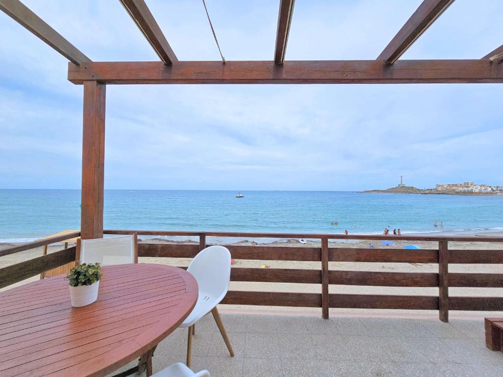 - Balcón con mesa y sillas y vistas a la playa en El balcón de Cabo de Palos, en Cabo de Palos