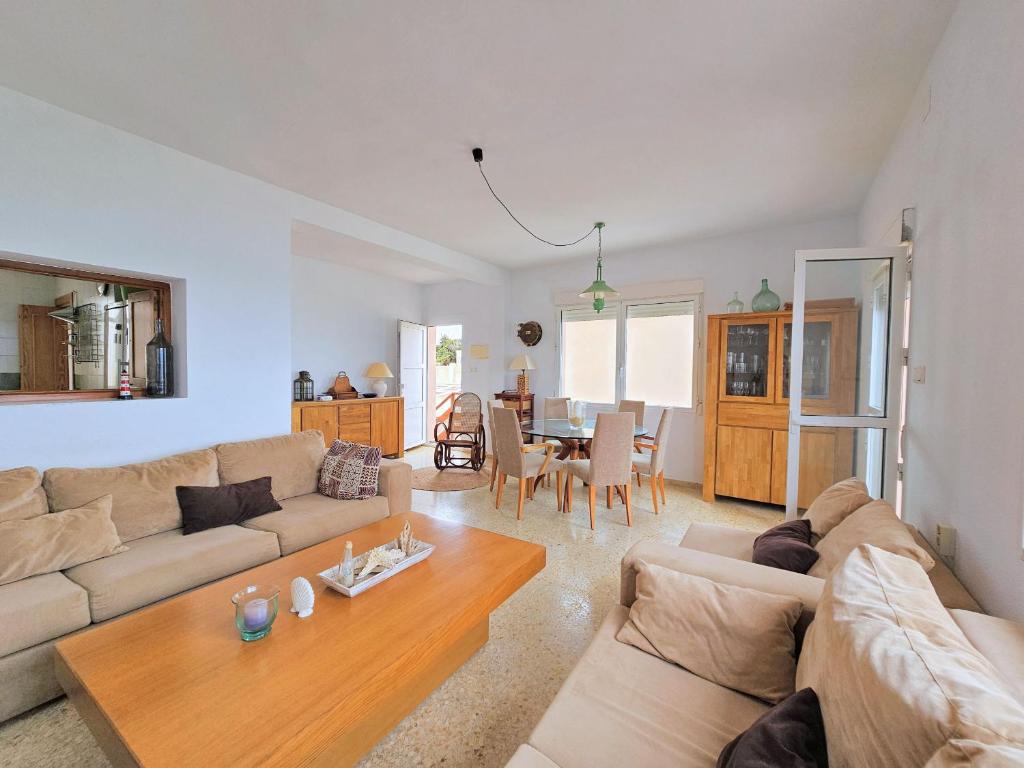 una sala de estar con un sofá y una mesa en El balcón de Cabo de Palos, en Cabo de Palos