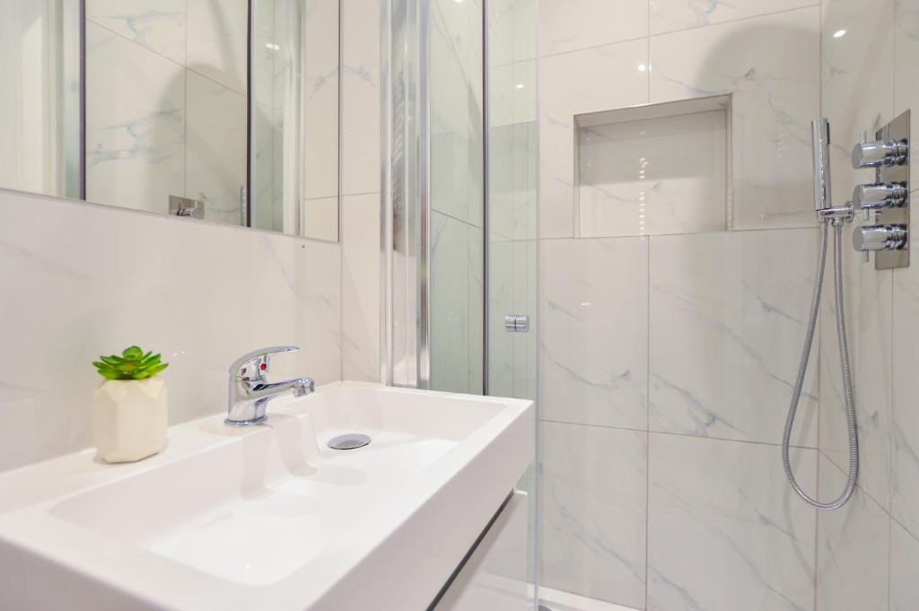 Koupelna v ubytování Golders Green Serviced Apartments by Concept Apartments