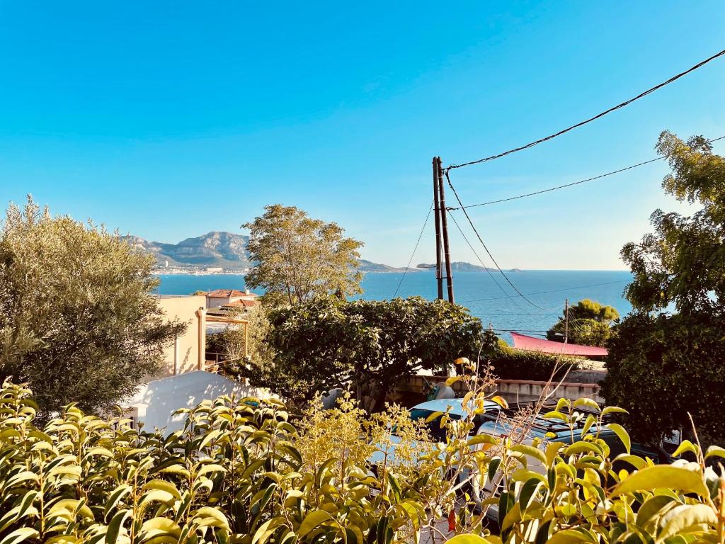 une vue sur l'océan depuis une maison dans l'établissement Appartement duplex avec terrasse vue mer, à Marseille