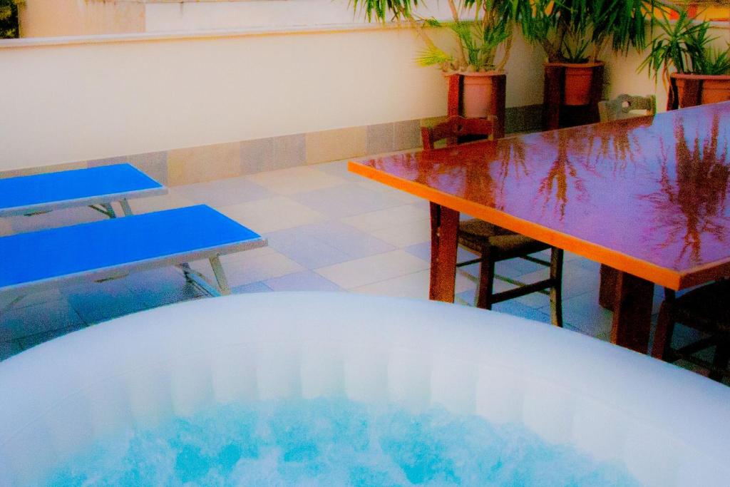bañera en el medio de una habitación con mesas en Old Style by the sea, Ladispoli, Rome, en Ladispoli