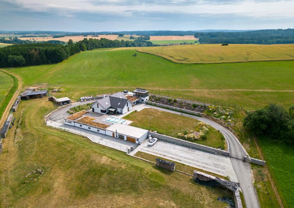 Příroda nedaleko venkovského domu