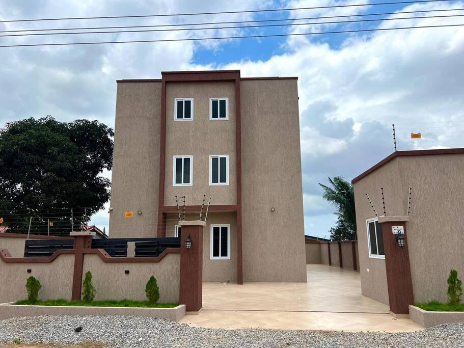 ein großes Gebäude mit vielen Fenstern in der Unterkunft Kayla's Court Apartments in Accra