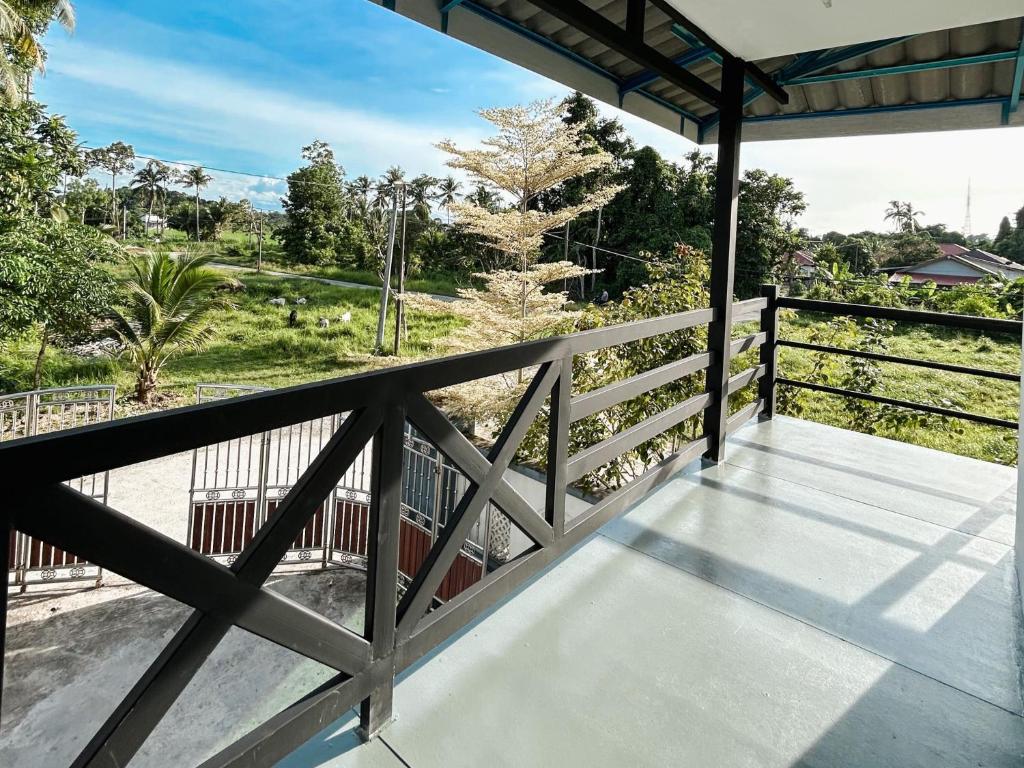 uma vista da varanda de uma casa em D'Village Homestay Kota Bharu em Kota Bharu