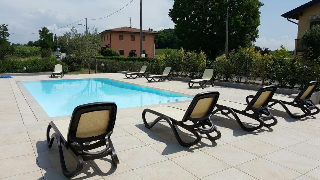 Bazén v ubytování Hotel Nuova Barcaccia nebo v jeho okolí