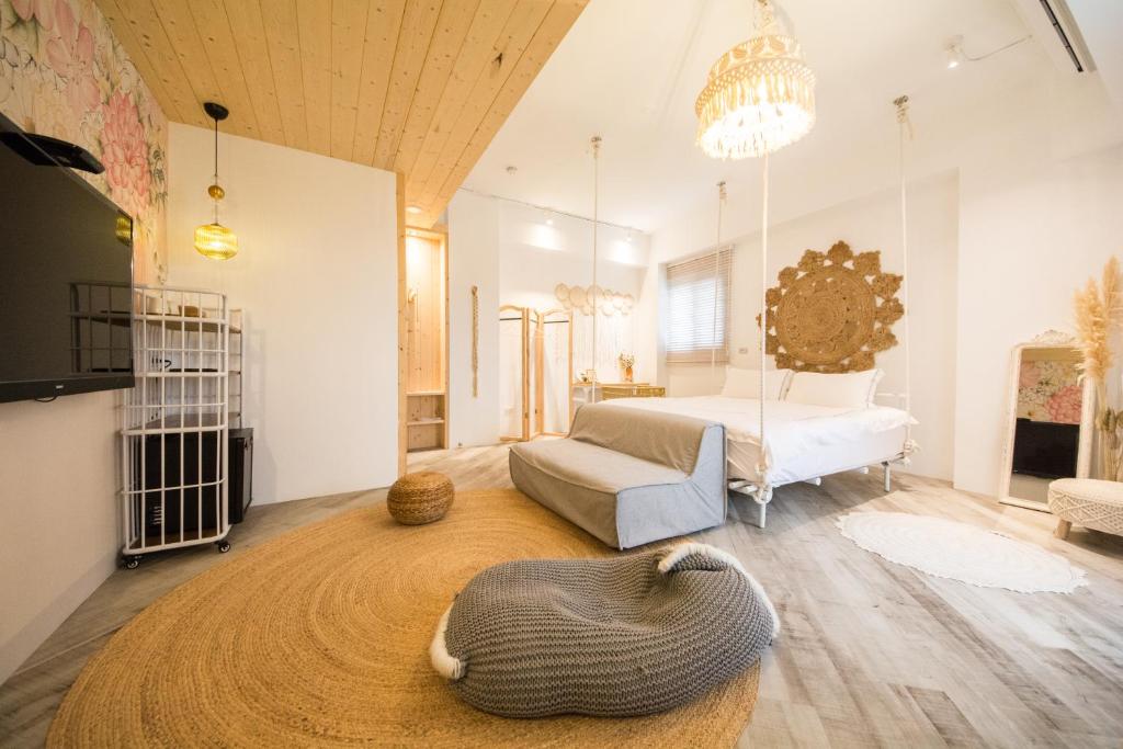 een woonkamer met een bed en een groot tapijt bij 法格洛絲文旅 in Beipu