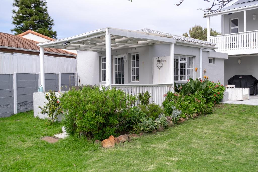 Un jardín fuera de Seaside Cottage Kommetjie