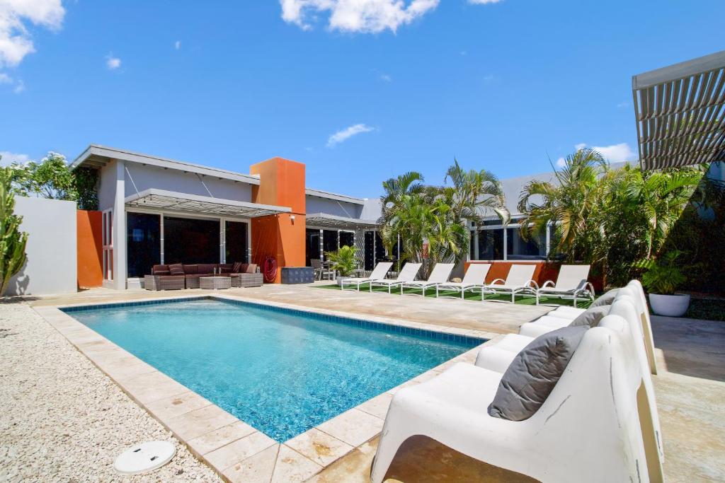 Stunning Modern Home Near Beaches FULL AC