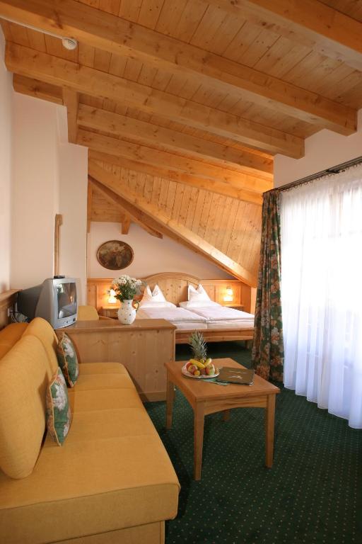 Postel nebo postele na pokoji v ubytování Hotel zum Hirschen