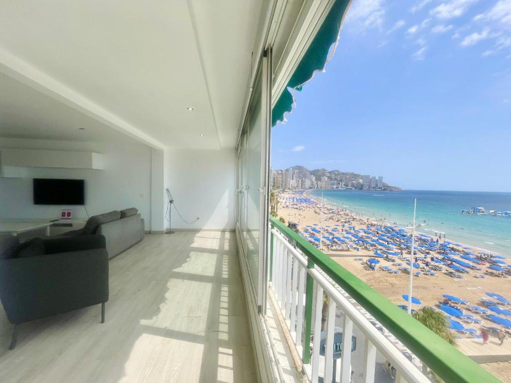 balkon z widokiem na plażę w obiekcie Principado Levante Blueline w mieście Benidorm