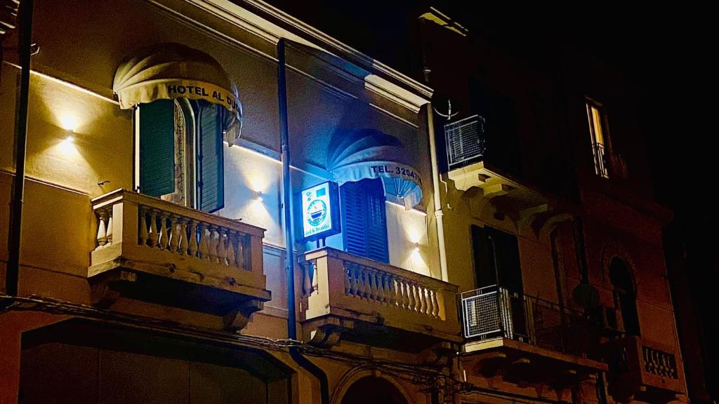 een gebouw met twee balkons aan de zijkant 's nachts bij Al Duomo in Reggio di Calabria