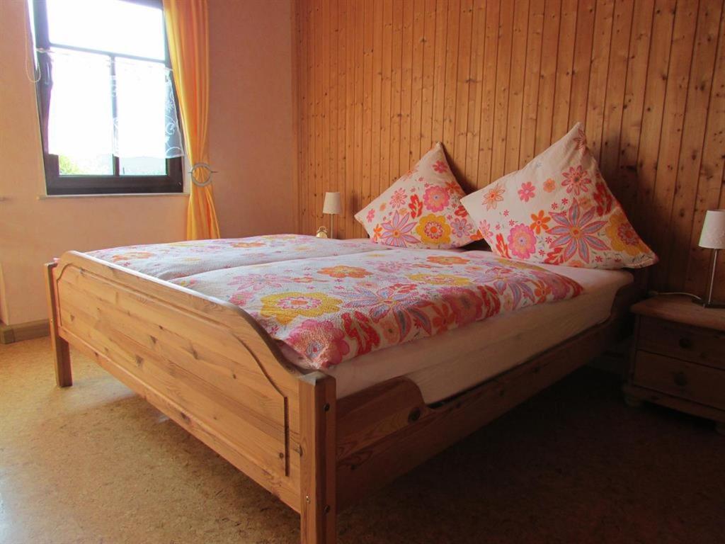 Un pat sau paturi într-o cameră la Ferienhaus an der Austwies