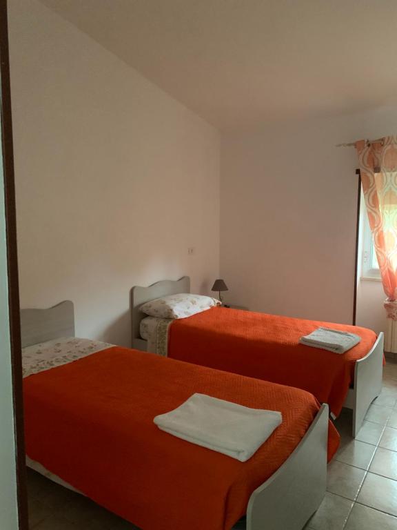 um quarto com duas camas e uma janela em Iezza Residence em San Polo Matese