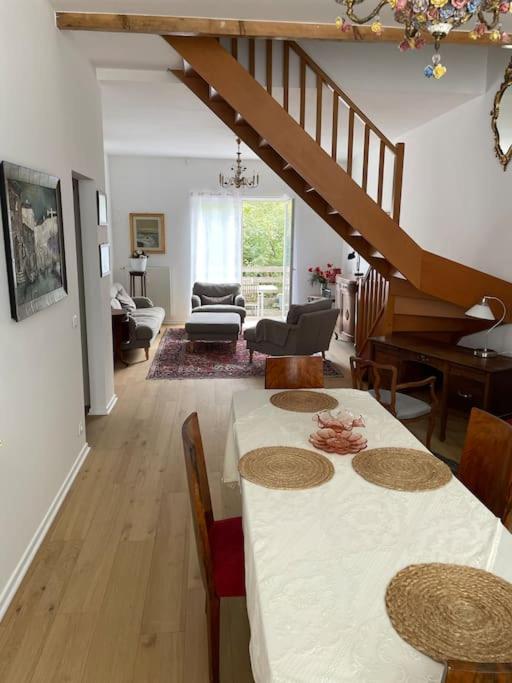 - un salon avec une table à manger et un escalier dans l'établissement Glacière 10 ma campagne, à Bruxelles