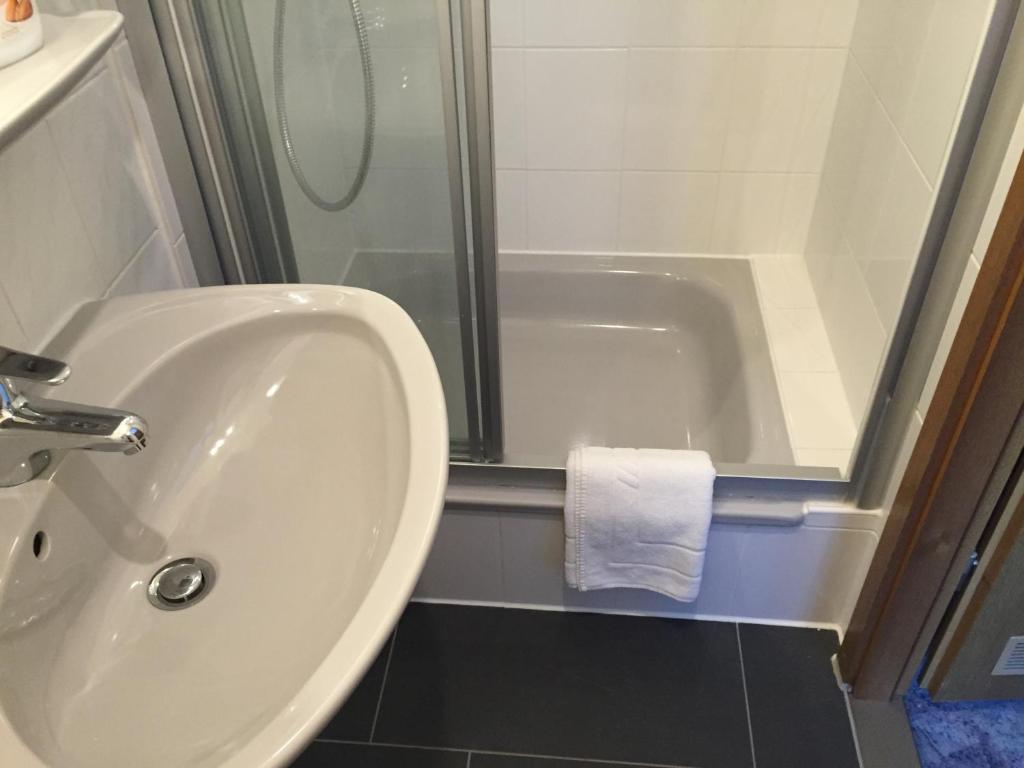 Hotel Stadt Mainz - Double Room With Private Bathroom