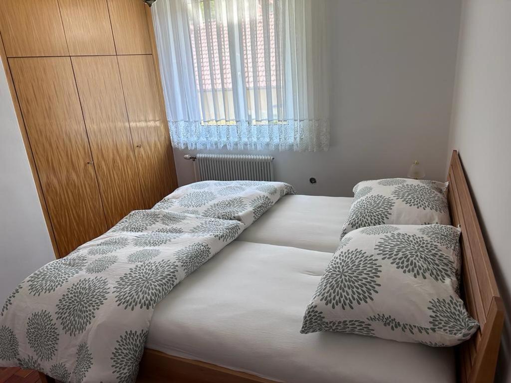 a bedroom with two twin beds and a window at Ferienhaus am Schloßpark in Aspang Markt