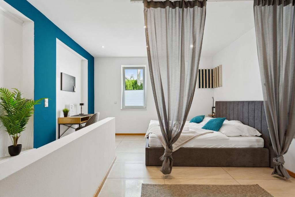 a bedroom with a bed with blue walls at Groß, modern, vollausgestattet, gemütlich mit Küche und Parkplatz für Urlaub oder Business in Kettig