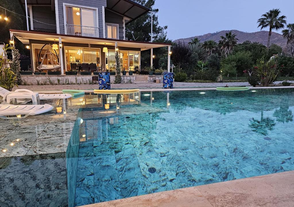 una gran piscina frente a una casa en Marmaris Hisarönü'nde Havuzlu Villa, en Marmaris