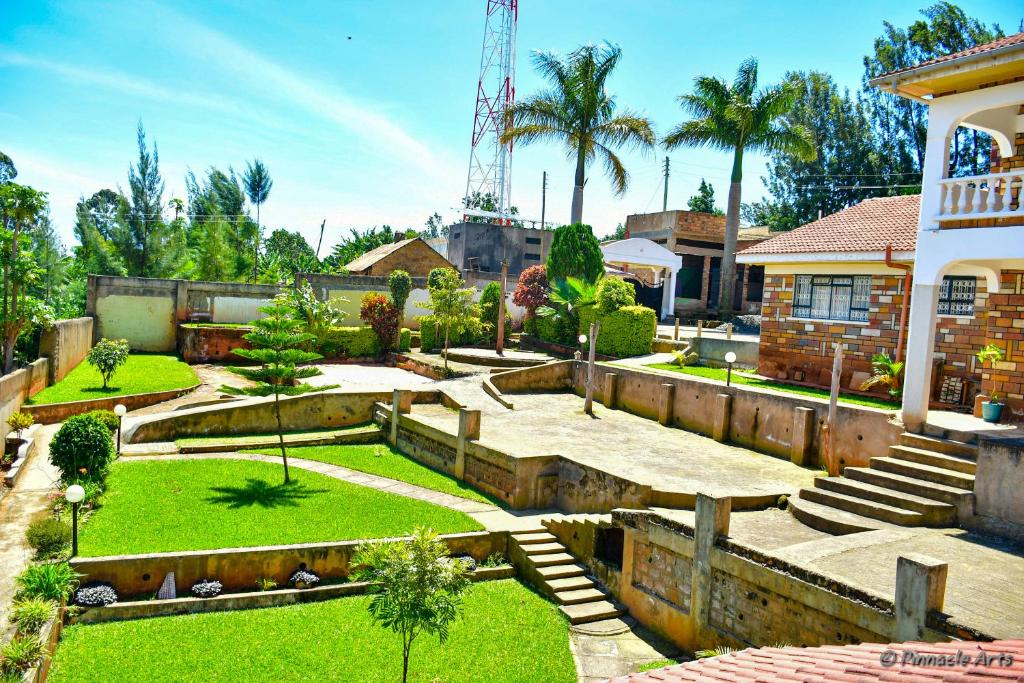 een huis met een tuin voor een huis bij The Mevrose Resort in Kisii