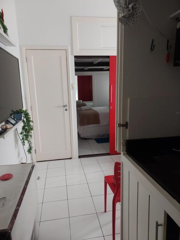cocina con puerta que da a una sala de estar en Ipanema Posto8 Flat45m2 com mesanino rua Hotel Fasano, en Río de Janeiro