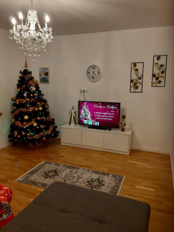 Televízia a/alebo spoločenská miestnosť v ubytovaní Apartamenty z widokiem - Willa KRÓLE 25A by RentiloPL