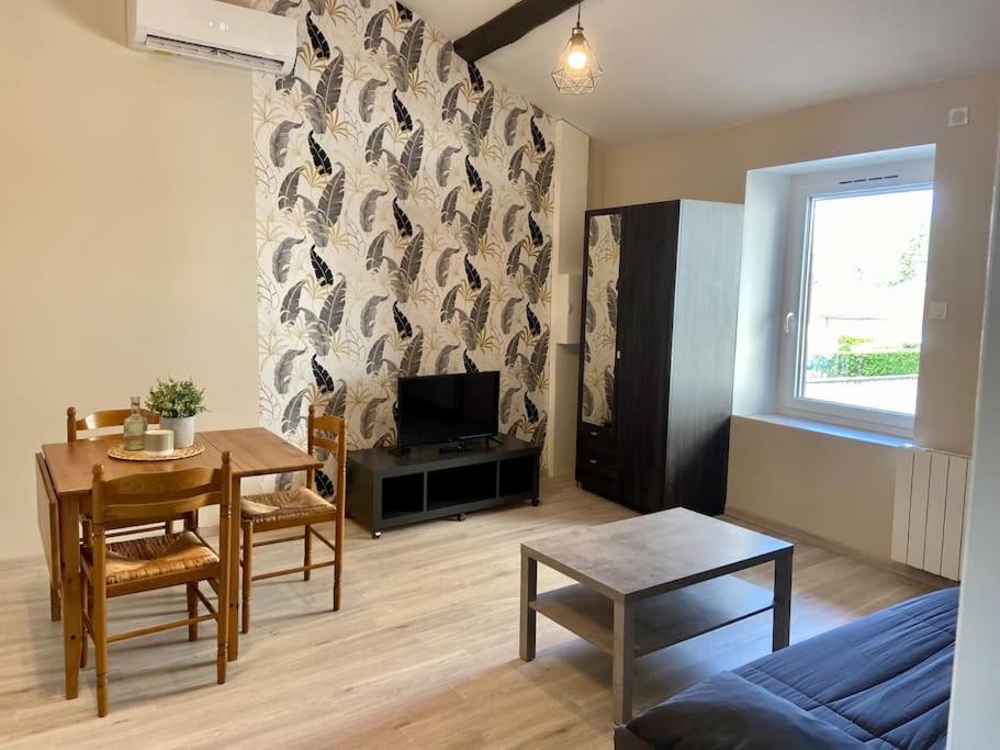un salon avec une table et une salle à manger dans l'établissement Studio climatisé proche gare, à Bourg-en-Bresse