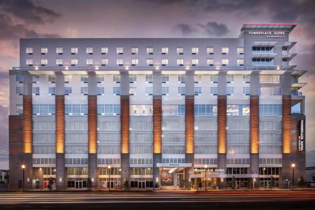 wykonanie dużego białego budynku w nocy w obiekcie TownePlace Suites by Marriott Nashville Midtown w mieście Nashville