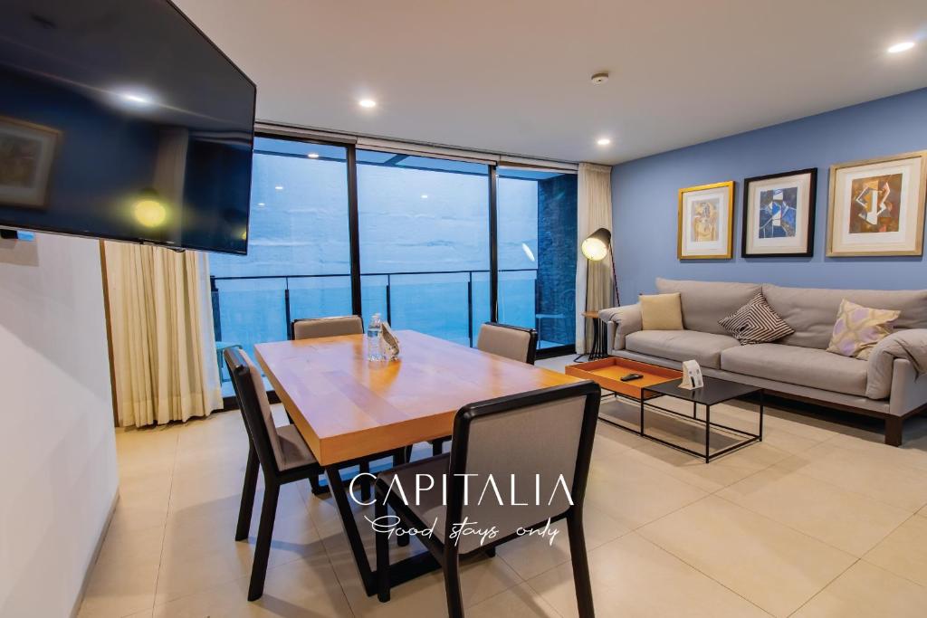 sala de estar con mesa y sofá en Capitalia - Apartments - CÉFIRO CINCO en Ciudad de México