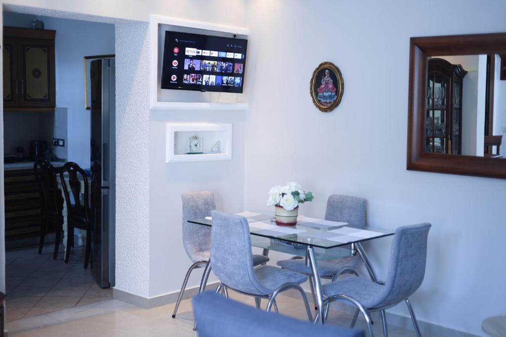 TV a/nebo společenská místnost v ubytování Royal House