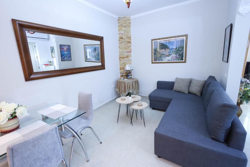 - un salon avec un canapé bleu et une table dans l'établissement Royal House, à Elbasan