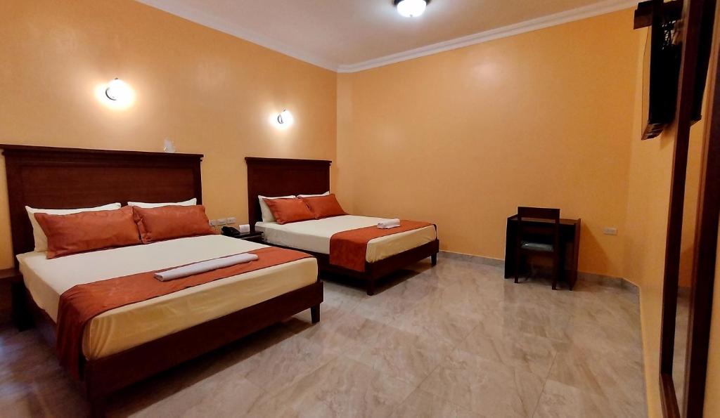 Postel nebo postele na pokoji v ubytování Hostal California Inn
