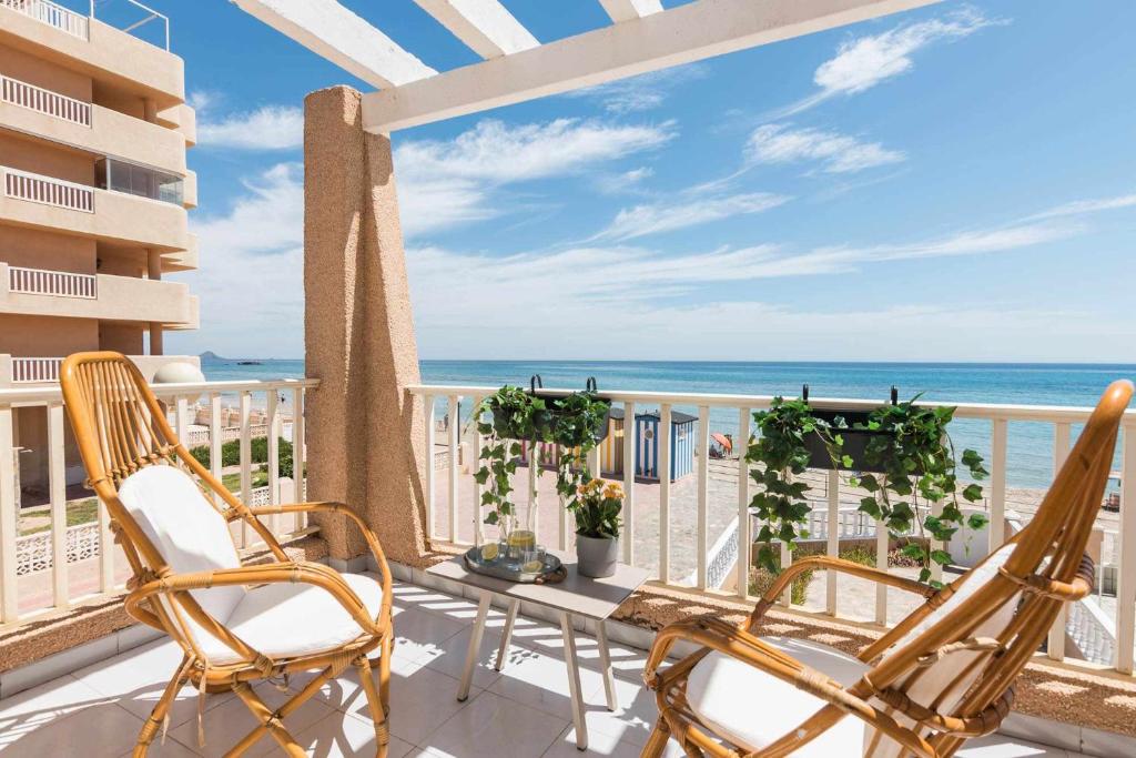 Un balcón con sillas y vistas al océano. en Kuthana Rentals Duplex Copacabana en primera línea, en La Manga del Mar Menor