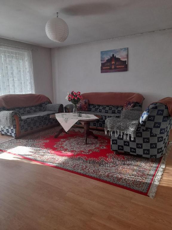 un soggiorno con 2 divani e un tavolo di Entire Home in Arberia , Flat 3 a Pristina