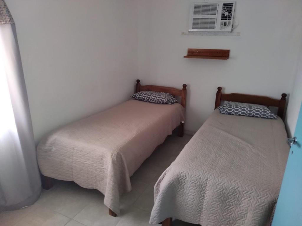 una camera con due letti di Alojamiento Temporarios NEA a Formosa