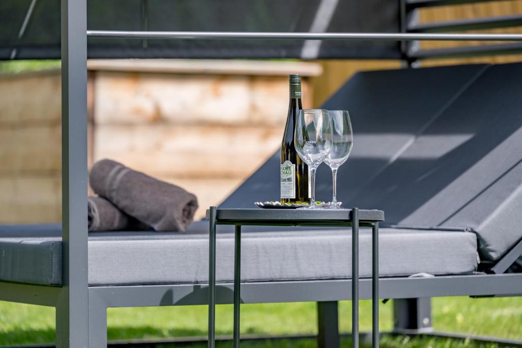 - une bouteille de vin et deux verres sur une table dans l'établissement Appartements Perberschlager, à Oetz