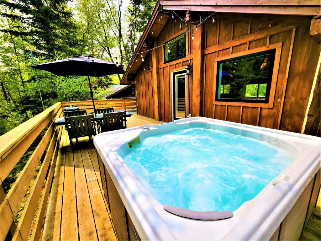 3 Cottage Exclusive Retreat-Hot Tubs-Walk to Beach, Traverse City – Updated  2024 Prices