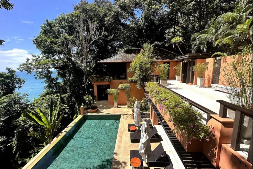 Bazén v ubytování Baan Panwa Private Vacation Villae nebo v jeho okolí
