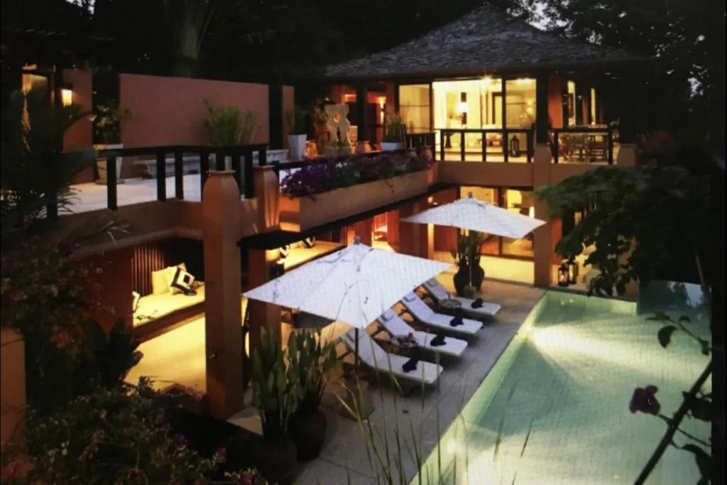 Bazén v ubytování Baan Panwa Private Vacation Villae nebo v jeho okolí