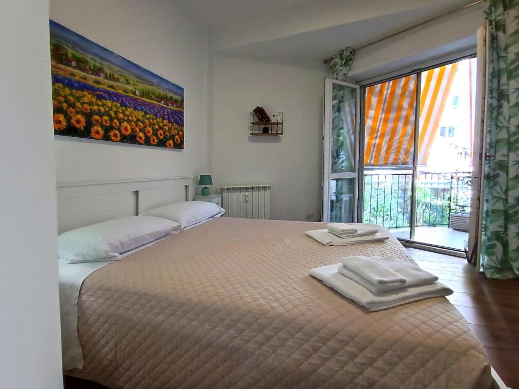 een slaapkamer met een groot bed en handdoeken bij SAN PAOLO ROMA HOLIDAY HOME in Rome